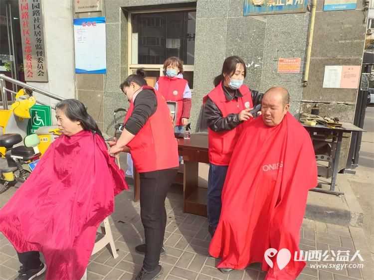 志愿服务进社区健康活动暖人心3月26日介休市敬老协会走进西关街道馨园路社区为老人们爱心理发义诊 - 第5张 - 山西公益人 志愿服务进社区健康活动暖人心3月26日介休市敬老协会走进西关街道馨园路社区为老人们爱心理发义诊 - 第5张