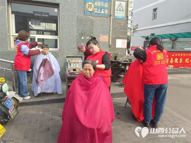 志愿服务进社区健康活动暖人心3月26日介休市敬老协会走进西关街道馨园路社区为老人们爱心理发义诊 - 第12张 - 山西公益人 志愿服务进社区健康活动暖人心3月26日介休市敬老协会走进西关街道馨园路社区为老人们爱心理发义诊 - 第12张