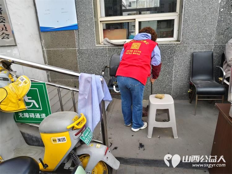 志愿服务进社区健康活动暖人心3月26日介休市敬老协会走进西关街道馨园路社区为老人们爱心理发义诊 - 第17张 - 山西公益人 志愿服务进社区健康活动暖人心3月26日介休市敬老协会走进西关街道馨园路社区为老人们爱心理发义诊 - 第17张
