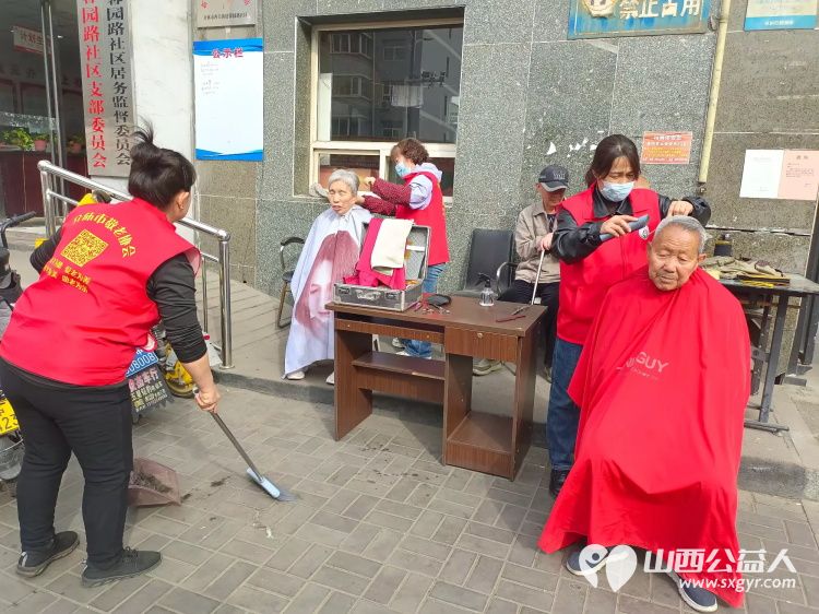 志愿服务进社区健康活动暖人心3月26日介休市敬老协会走进西关街道馨园路社区为老人们爱心理发义诊 - 第9张 - 山西公益人 志愿服务进社区健康活动暖人心3月26日介休市敬老协会走进西关街道馨园路社区为老人们爱心理发义诊 - 第9张