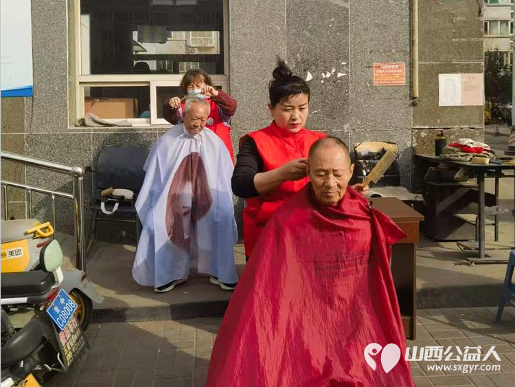 志愿服务进社区健康活动暖人心3月26日介休市敬老协会走进西关街道馨园路社区为老人们爱心理发义诊 - 第8张 - 山西公益人 志愿服务进社区健康活动暖人心3月26日介休市敬老协会走进西关街道馨园路社区为老人们爱心理发义诊 - 第8张