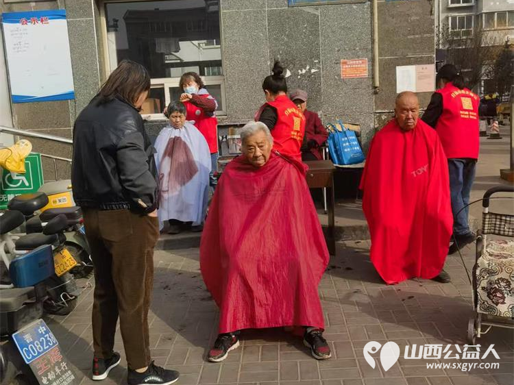 志愿服务进社区健康活动暖人心3月26日介休市敬老协会走进西关街道馨园路社区为老人们爱心理发义诊 - 第4张 - 山西公益人 志愿服务进社区健康活动暖人心3月26日介休市敬老协会走进西关街道馨园路社区为老人们爱心理发义诊 - 第4张
