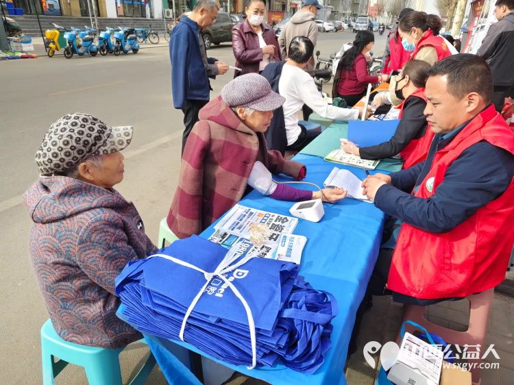 志愿服务进社区健康活动暖人心3月26日介休市敬老协会走进西关街道馨园路社区为老人们爱心理发义诊 - 第30张 - 山西公益人 志愿服务进社区健康活动暖人心3月26日介休市敬老协会走进西关街道馨园路社区为老人们爱心理发义诊 - 第30张