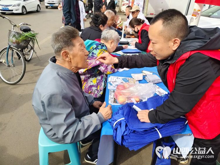 志愿服务进社区健康活动暖人心3月26日介休市敬老协会走进西关街道馨园路社区为老人们爱心理发义诊 - 第26张 - 山西公益人 志愿服务进社区健康活动暖人心3月26日介休市敬老协会走进西关街道馨园路社区为老人们爱心理发义诊 - 第26张