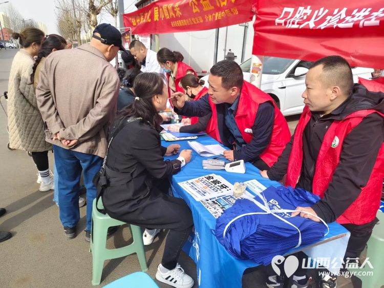 志愿服务进社区健康活动暖人心3月26日介休市敬老协会走进西关街道馨园路社区为老人们爱心理发义诊 - 第31张 - 山西公益人 志愿服务进社区健康活动暖人心3月26日介休市敬老协会走进西关街道馨园路社区为老人们爱心理发义诊 - 第31张