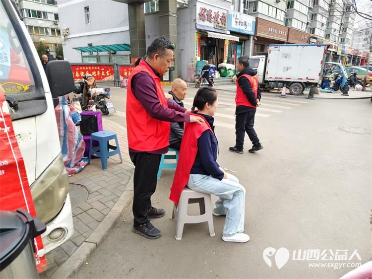 志愿服务进社区健康活动暖人心3月26日介休市敬老协会走进西关街道馨园路社区为老人们爱心理发义诊 - 第40张 - 山西公益人 志愿服务进社区健康活动暖人心3月26日介休市敬老协会走进西关街道馨园路社区为老人们爱心理发义诊 - 第40张