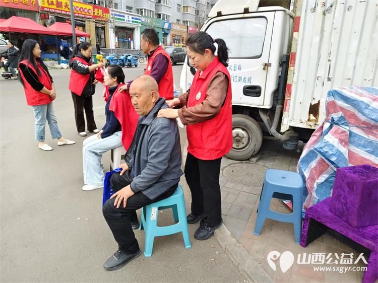 志愿服务进社区健康活动暖人心3月26日介休市敬老协会走进西关街道馨园路社区为老人们爱心理发义诊 - 第35张 - 山西公益人 志愿服务进社区健康活动暖人心3月26日介休市敬老协会走进西关街道馨园路社区为老人们爱心理发义诊 - 第35张
