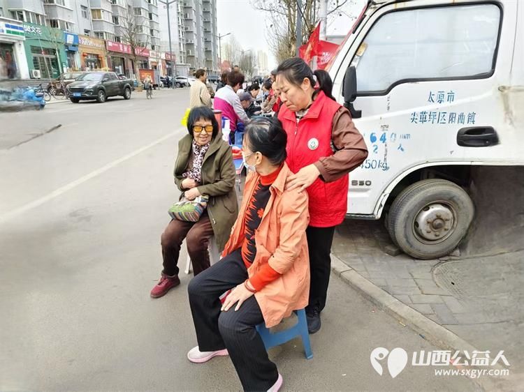 志愿服务进社区健康活动暖人心3月26日介休市敬老协会走进西关街道馨园路社区为老人们爱心理发义诊 - 第37张 - 山西公益人 志愿服务进社区健康活动暖人心3月26日介休市敬老协会走进西关街道馨园路社区为老人们爱心理发义诊 - 第37张