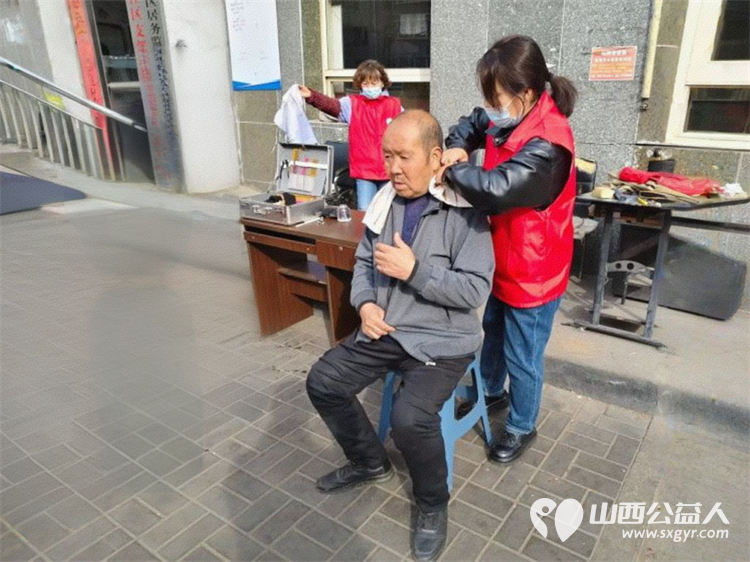 志愿服务进社区健康活动暖人心3月26日介休市敬老协会走进西关街道馨园路社区为老人们爱心理发义诊 - 第39张 - 山西公益人 志愿服务进社区健康活动暖人心3月26日介休市敬老协会走进西关街道馨园路社区为老人们爱心理发义诊 - 第39张