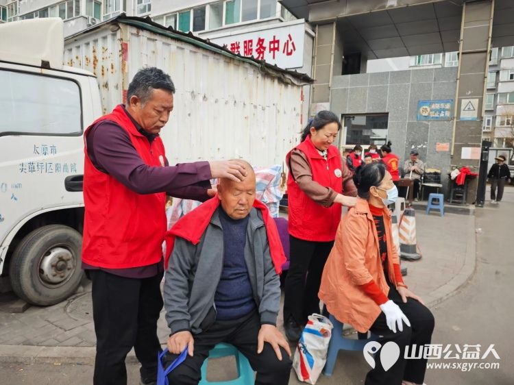 志愿服务进社区健康活动暖人心3月26日介休市敬老协会走进西关街道馨园路社区为老人们爱心理发义诊 - 第38张 - 山西公益人 志愿服务进社区健康活动暖人心3月26日介休市敬老协会走进西关街道馨园路社区为老人们爱心理发义诊 - 第38张