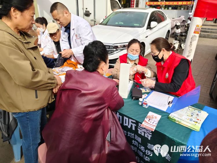 志愿服务进社区健康活动暖人心3月26日介休市敬老协会走进西关街道馨园路社区为老人们爱心理发义诊 - 第42张 - 山西公益人 志愿服务进社区健康活动暖人心3月26日介休市敬老协会走进西关街道馨园路社区为老人们爱心理发义诊 - 第42张