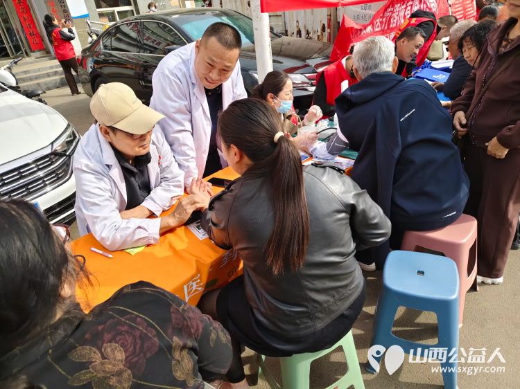 志愿服务进社区健康活动暖人心3月26日介休市敬老协会走进西关街道馨园路社区为老人们爱心理发义诊 - 第48张 - 山西公益人 志愿服务进社区健康活动暖人心3月26日介休市敬老协会走进西关街道馨园路社区为老人们爱心理发义诊 - 第48张