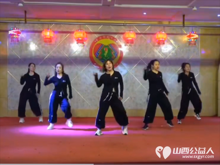 古交市“太原好人”薛建锋联合心连心艺术团小分队志愿者去古交市敬老院演出节目送上香甜的爱心面包 - 第7张 - 山西公益人 古交市“太原好人”薛建锋联合心连心艺术团小分队志愿者去古交市敬老院演出节目送上香甜的爱心面包 - 第7张