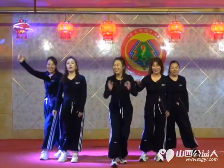 古交市“太原好人”薛建锋联合心连心艺术团小分队志愿者去古交市敬老院演出节目送上香甜的爱心面包 - 第8张 - 山西公益人 古交市“太原好人”薛建锋联合心连心艺术团小分队志愿者去古交市敬老院演出节目送上香甜的爱心面包 - 第8张