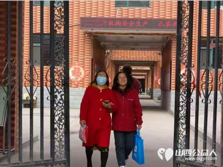 古交市“太原好人”薛建锋联合心连心艺术团小分队志愿者去古交市敬老院演出节目送上香甜的爱心面包 - 第4张 - 山西公益人 古交市“太原好人”薛建锋联合心连心艺术团小分队志愿者去古交市敬老院演出节目送上香甜的爱心面包 - 第4张