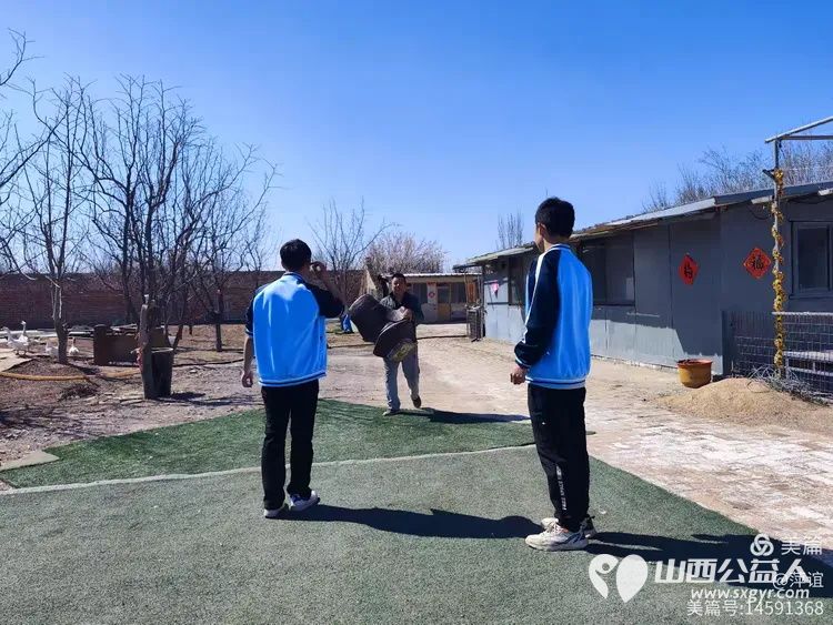 田间学种菜感悟雷锋精神 山西应用科技学院、山西财经学院学生走进太原市“活雷锋”赵海生种菜基地开展劳动实践活动 - 第5张 - 山西公益人 田间学种菜感悟雷锋精神 山西应用科技学院、山西财经学院学生走进太原市“活雷锋”赵海生种菜基地开展劳动实践活动 - 第5张