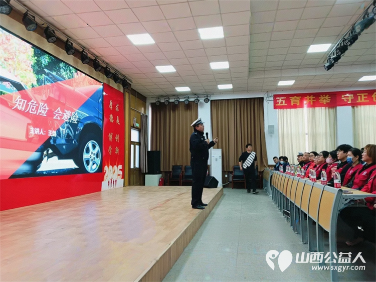文明交通进校园安全知识润心田 临汾市文明交通志愿者协会联合交警二大队交警走进山西师范大学实验中学开展了一场文明交通知识讲座 - 第2张 - 山西公益人 文明交通进校园安全知识润心田 临汾市文明交通志愿者协会联合交警二大队交警走进山西师范大学实验中学开展了一场文明交通知识讲座 - 第2张