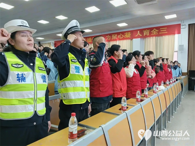 文明交通进校园安全知识润心田 临汾市文明交通志愿者协会联合交警二大队交警走进山西师范大学实验中学开展了一场文明交通知识讲座 - 第4张 - 山西公益人 文明交通进校园安全知识润心田 临汾市文明交通志愿者协会联合交警二大队交警走进山西师范大学实验中学开展了一场文明交通知识讲座 - 第4张