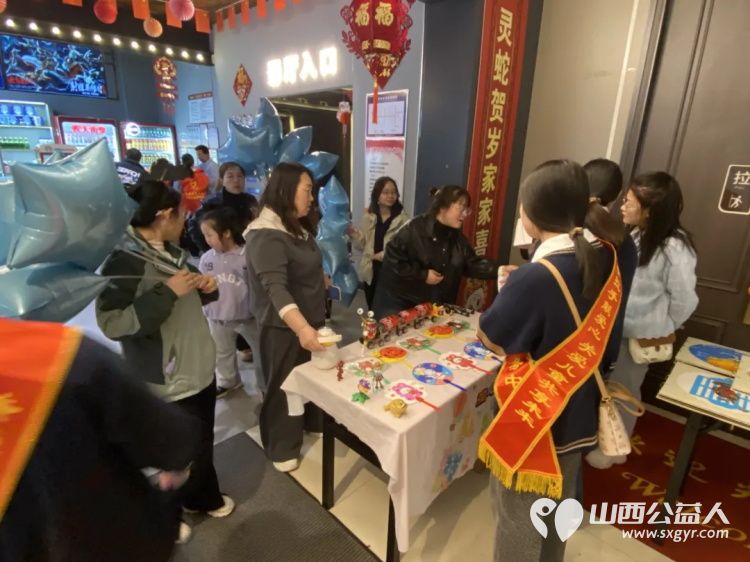 星光同行温暖相伴一场特别的融合观影活动由吕梁市离石区青年志愿者协会等爱心组织发起 - 第5张 - 山西公益人 星光同行温暖相伴一场特别的融合观影活动由吕梁市离石区青年志愿者协会等爱心组织发起 - 第5张