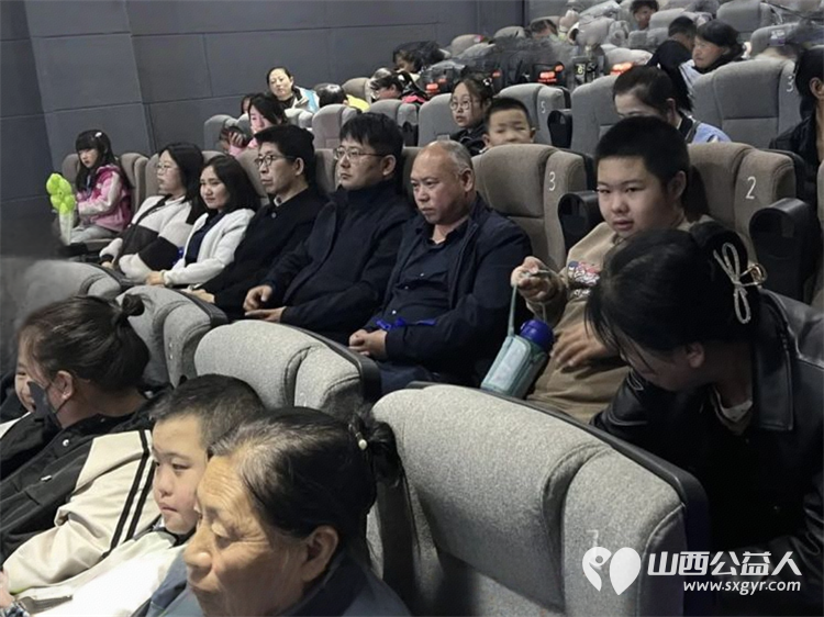星光同行温暖相伴一场特别的融合观影活动由吕梁市离石区青年志愿者协会等爱心组织发起 - 第16张 - 山西公益人 星光同行温暖相伴一场特别的融合观影活动由吕梁市离石区青年志愿者协会等爱心组织发起 - 第16张