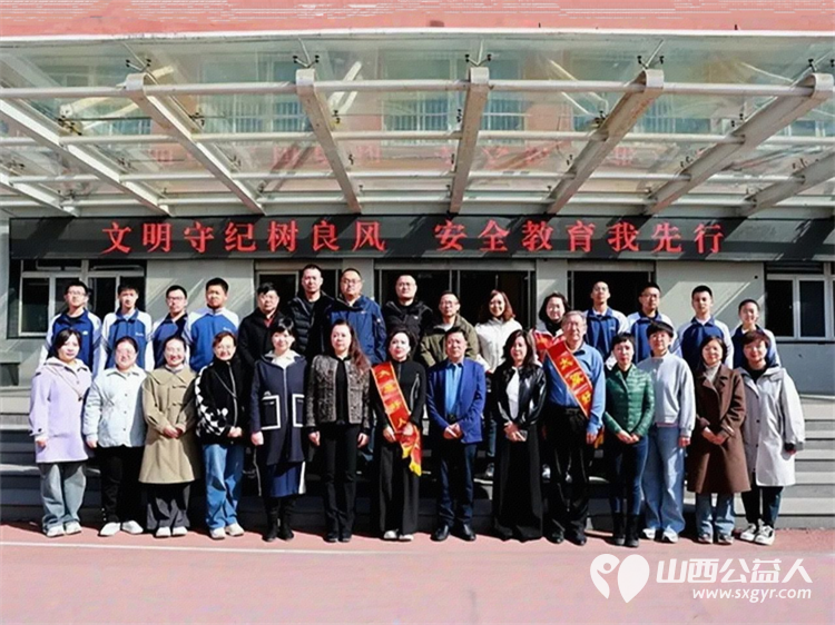 太原好人张会芳携爱心企业在太原师范学院附属中学举行爱心企业公益捐赠捐赠爱心读书卡 - 第1张