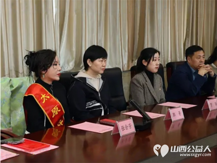 太原好人张会芳携爱心企业在太原师范学院附属中学举行爱心企业公益捐赠捐赠爱心读书卡 - 第2张