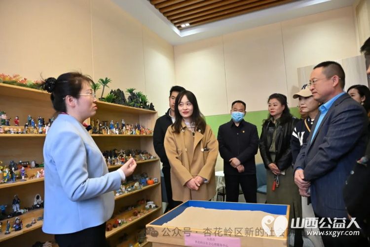 杏花新力量同心公益行----杏花岭区委统战部联合爱心会员企业在世界孤独症日举办爱助儿童成长活动捐给孩子们图书文具牛奶 - 第3张