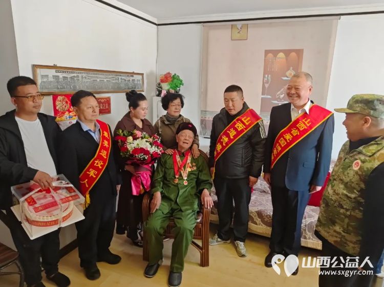 山西省道德模范何作冻看望98岁的革命前辈曹庆云为98岁老兵曹庆云喜庆生日聆听他讲述过去的峥嵘岁月 - 第2张