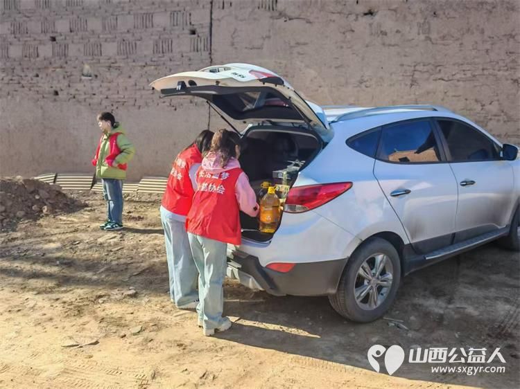 长治圆梦公益协会组织开展“暖春行---关爱山区孤寡患病老人”活动去长治市沁县端村和瓦窑沟两个村16户贫困户家庭捐助生活用品 - 第18张 - 山西公益人 长治圆梦公益协会组织开展“暖春行---关爱山区孤寡患病老人”活动去长治市沁县端村和瓦窑沟两个村16户贫困户家庭捐助生活用品 - 第18张