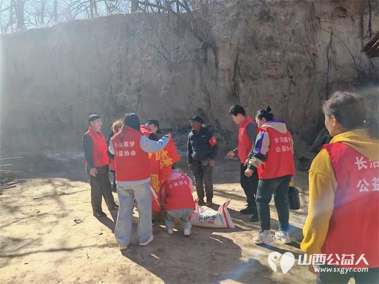 长治圆梦公益协会组织开展“暖春行---关爱山区孤寡患病老人”活动去长治市沁县端村和瓦窑沟两个村16户贫困户家庭捐助生活用品 - 第59张 - 山西公益人 长治圆梦公益协会组织开展“暖春行---关爱山区孤寡患病老人”活动去长治市沁县端村和瓦窑沟两个村16户贫困户家庭捐助生活用品 - 第59张