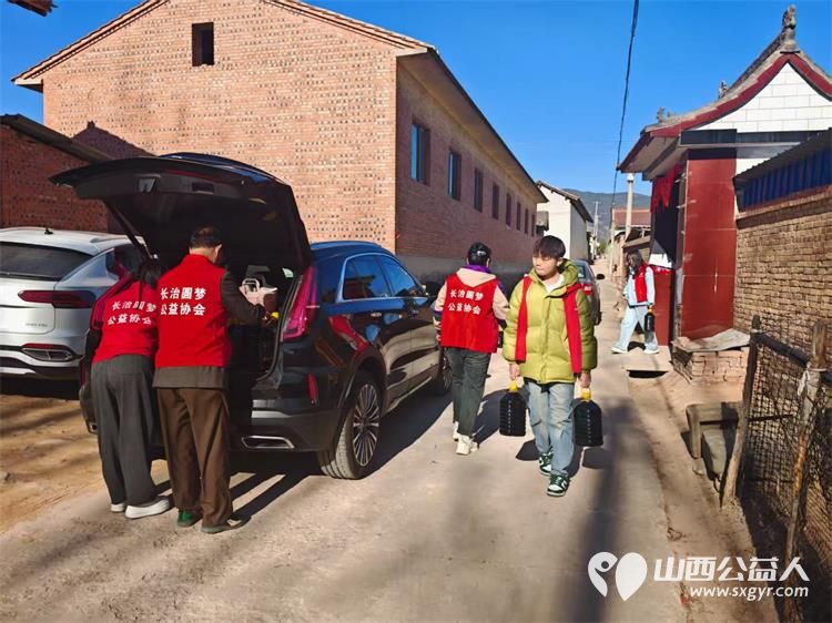 长治圆梦公益协会组织开展“暖春行---关爱山区孤寡患病老人”活动去长治市沁县端村和瓦窑沟两个村16户贫困户家庭捐助生活用品 - 第41张 - 山西公益人 长治圆梦公益协会组织开展“暖春行---关爱山区孤寡患病老人”活动去长治市沁县端村和瓦窑沟两个村16户贫困户家庭捐助生活用品 - 第41张