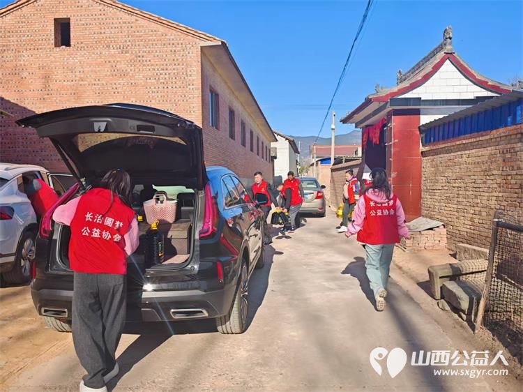 长治圆梦公益协会组织开展“暖春行---关爱山区孤寡患病老人”活动去长治市沁县端村和瓦窑沟两个村16户贫困户家庭捐助生活用品 - 第39张 - 山西公益人 长治圆梦公益协会组织开展“暖春行---关爱山区孤寡患病老人”活动去长治市沁县端村和瓦窑沟两个村16户贫困户家庭捐助生活用品 - 第39张