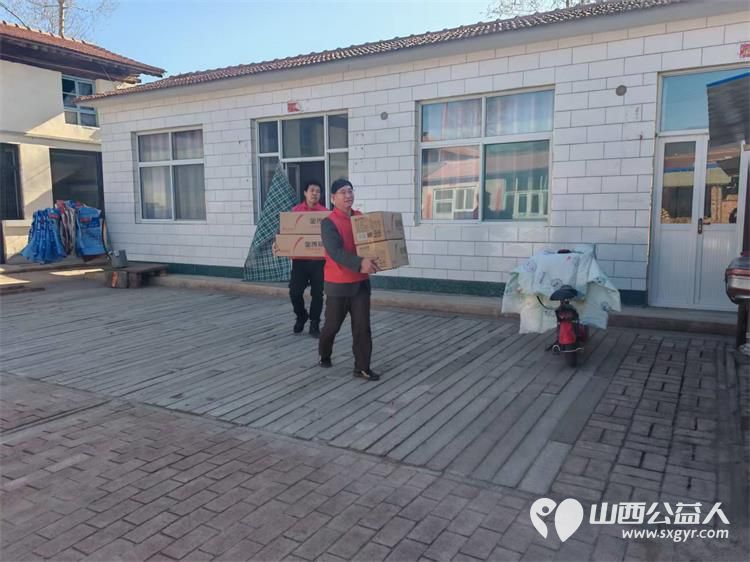 长治圆梦公益协会组织开展“暖春行---关爱山区孤寡患病老人”活动去长治市沁县端村和瓦窑沟两个村16户贫困户家庭捐助生活用品 - 第30张 - 山西公益人 长治圆梦公益协会组织开展“暖春行---关爱山区孤寡患病老人”活动去长治市沁县端村和瓦窑沟两个村16户贫困户家庭捐助生活用品 - 第30张