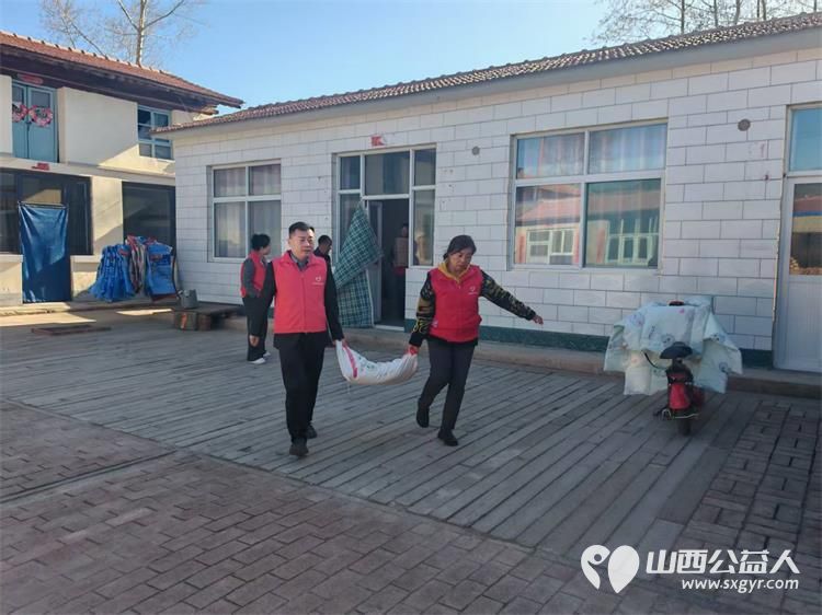 长治圆梦公益协会组织开展“暖春行---关爱山区孤寡患病老人”活动去长治市沁县端村和瓦窑沟两个村16户贫困户家庭捐助生活用品 - 第29张 - 山西公益人 长治圆梦公益协会组织开展“暖春行---关爱山区孤寡患病老人”活动去长治市沁县端村和瓦窑沟两个村16户贫困户家庭捐助生活用品 - 第29张