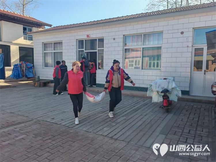 长治圆梦公益协会组织开展“暖春行---关爱山区孤寡患病老人”活动去长治市沁县端村和瓦窑沟两个村16户贫困户家庭捐助生活用品 - 第28张 - 山西公益人 长治圆梦公益协会组织开展“暖春行---关爱山区孤寡患病老人”活动去长治市沁县端村和瓦窑沟两个村16户贫困户家庭捐助生活用品 - 第28张