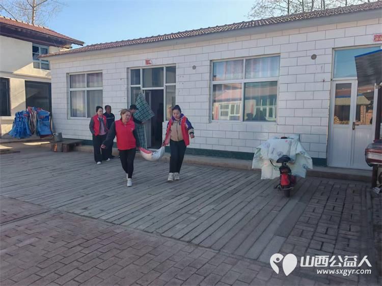 长治圆梦公益协会组织开展“暖春行---关爱山区孤寡患病老人”活动去长治市沁县端村和瓦窑沟两个村16户贫困户家庭捐助生活用品 - 第27张 - 山西公益人 长治圆梦公益协会组织开展“暖春行---关爱山区孤寡患病老人”活动去长治市沁县端村和瓦窑沟两个村16户贫困户家庭捐助生活用品 - 第27张