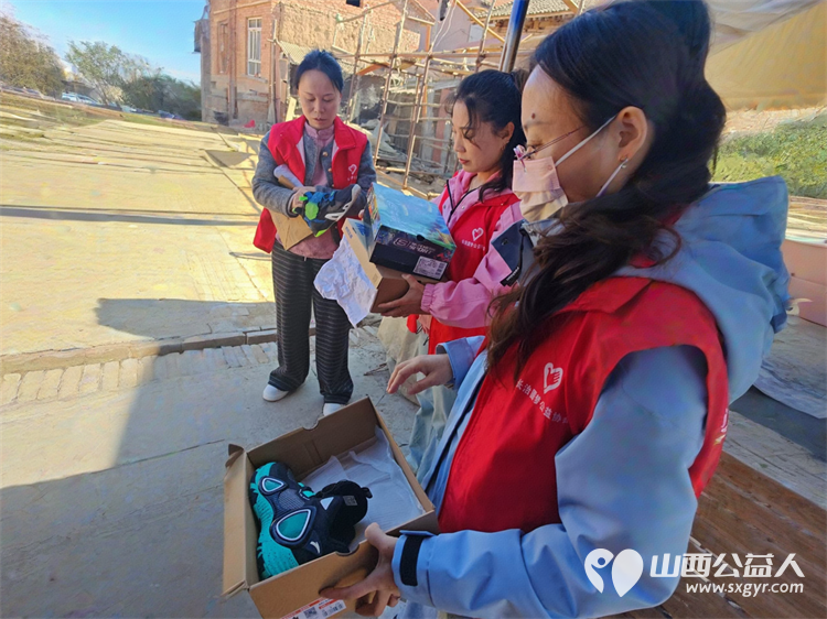 长治圆梦公益协会组织开展“暖春行---关爱山区孤寡患病老人”活动去长治市沁县端村和瓦窑沟两个村16户贫困户家庭捐助生活用品 - 第50张 - 山西公益人 长治圆梦公益协会组织开展“暖春行---关爱山区孤寡患病老人”活动去长治市沁县端村和瓦窑沟两个村16户贫困户家庭捐助生活用品 - 第50张