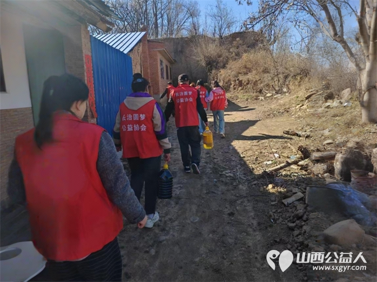 长治圆梦公益协会组织开展“暖春行---关爱山区孤寡患病老人”活动去长治市沁县端村和瓦窑沟两个村16户贫困户家庭捐助生活用品 - 第26张 - 山西公益人 长治圆梦公益协会组织开展“暖春行---关爱山区孤寡患病老人”活动去长治市沁县端村和瓦窑沟两个村16户贫困户家庭捐助生活用品 - 第26张