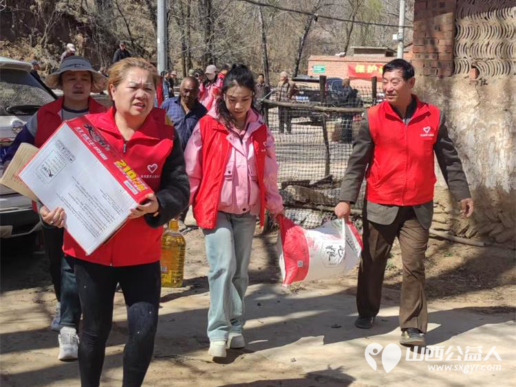 长治圆梦公益协会组织开展“暖春行---关爱山区孤寡患病老人”活动去长治市沁县端村和瓦窑沟两个村16户贫困户家庭捐助生活用品 - 第37张 - 山西公益人 长治圆梦公益协会组织开展“暖春行---关爱山区孤寡患病老人”活动去长治市沁县端村和瓦窑沟两个村16户贫困户家庭捐助生活用品 - 第37张