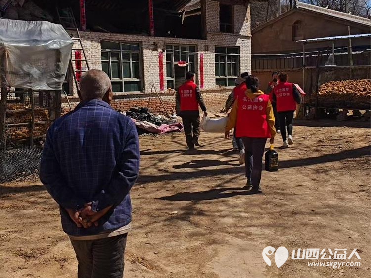 长治圆梦公益协会组织开展“暖春行---关爱山区孤寡患病老人”活动去长治市沁县端村和瓦窑沟两个村16户贫困户家庭捐助生活用品 - 第22张 - 山西公益人 长治圆梦公益协会组织开展“暖春行---关爱山区孤寡患病老人”活动去长治市沁县端村和瓦窑沟两个村16户贫困户家庭捐助生活用品 - 第22张