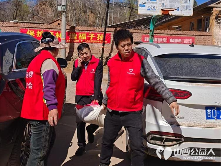 长治圆梦公益协会组织开展“暖春行---关爱山区孤寡患病老人”活动去长治市沁县端村和瓦窑沟两个村16户贫困户家庭捐助生活用品 - 第35张 - 山西公益人 长治圆梦公益协会组织开展“暖春行---关爱山区孤寡患病老人”活动去长治市沁县端村和瓦窑沟两个村16户贫困户家庭捐助生活用品 - 第35张