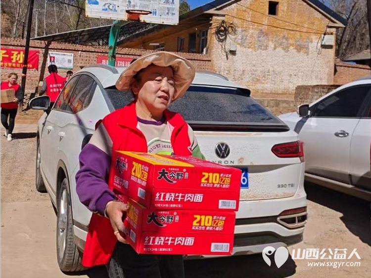 长治圆梦公益协会组织开展“暖春行---关爱山区孤寡患病老人”活动去长治市沁县端村和瓦窑沟两个村16户贫困户家庭捐助生活用品 - 第33张 - 山西公益人 长治圆梦公益协会组织开展“暖春行---关爱山区孤寡患病老人”活动去长治市沁县端村和瓦窑沟两个村16户贫困户家庭捐助生活用品 - 第33张