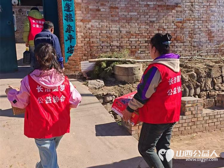 长治圆梦公益协会组织开展“暖春行---关爱山区孤寡患病老人”活动去长治市沁县端村和瓦窑沟两个村16户贫困户家庭捐助生活用品 - 第20张 - 山西公益人 长治圆梦公益协会组织开展“暖春行---关爱山区孤寡患病老人”活动去长治市沁县端村和瓦窑沟两个村16户贫困户家庭捐助生活用品 - 第20张