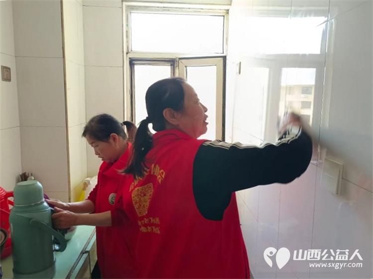 介休市敬老协会志愿者来到绵山镇后党峪小区入户86岁特困老人孙士功家中服务老人 - 第19张 - 山西公益人 介休市敬老协会志愿者来到绵山镇后党峪小区入户86岁特困老人孙士功家中服务老人 - 第19张