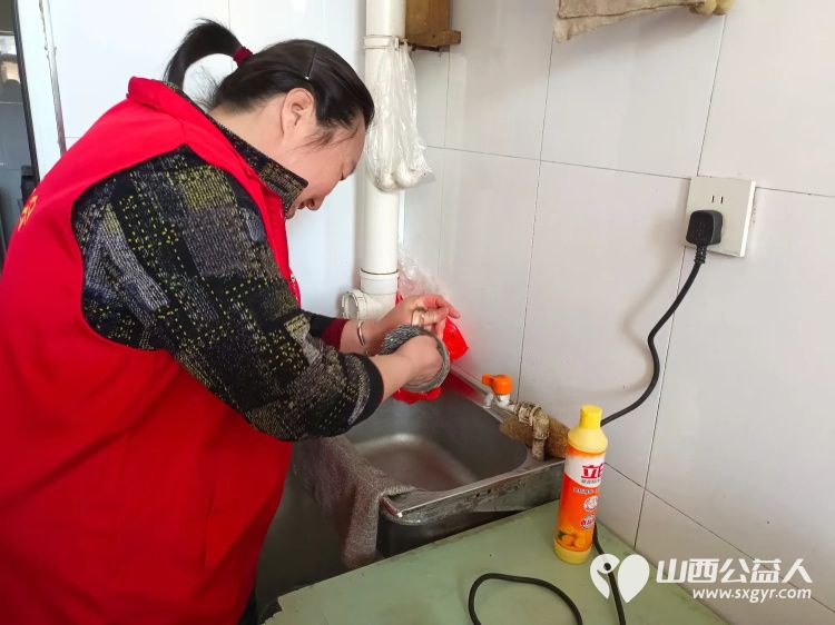 介休市敬老协会志愿者来到绵山镇后党峪小区入户86岁特困老人孙士功家中服务老人 - 第20张 - 山西公益人 介休市敬老协会志愿者来到绵山镇后党峪小区入户86岁特困老人孙士功家中服务老人 - 第20张