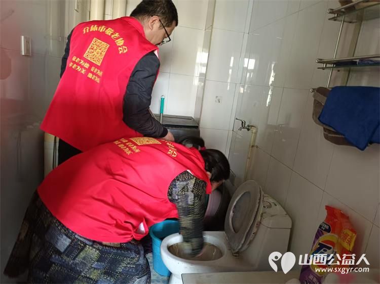 介休市敬老协会志愿者来到绵山镇后党峪小区入户86岁特困老人孙士功家中服务老人 - 第21张 - 山西公益人 介休市敬老协会志愿者来到绵山镇后党峪小区入户86岁特困老人孙士功家中服务老人 - 第21张