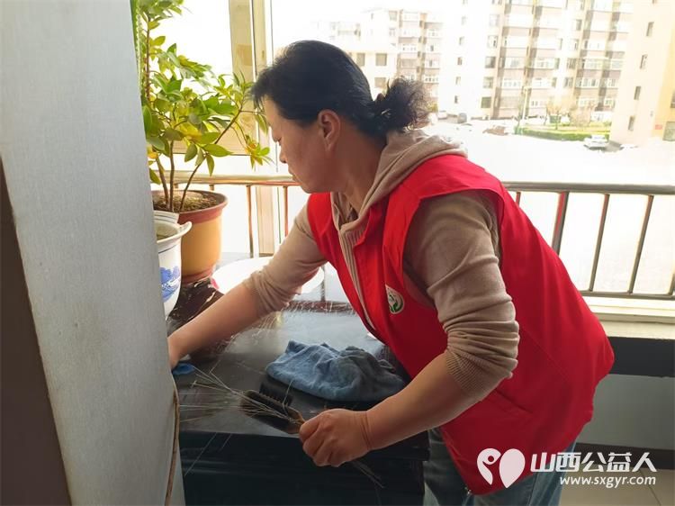 介休市敬老协会志愿者来到绵山镇后党峪小区入户86岁特困老人孙士功家中服务老人 - 第17张 - 山西公益人 介休市敬老协会志愿者来到绵山镇后党峪小区入户86岁特困老人孙士功家中服务老人 - 第17张