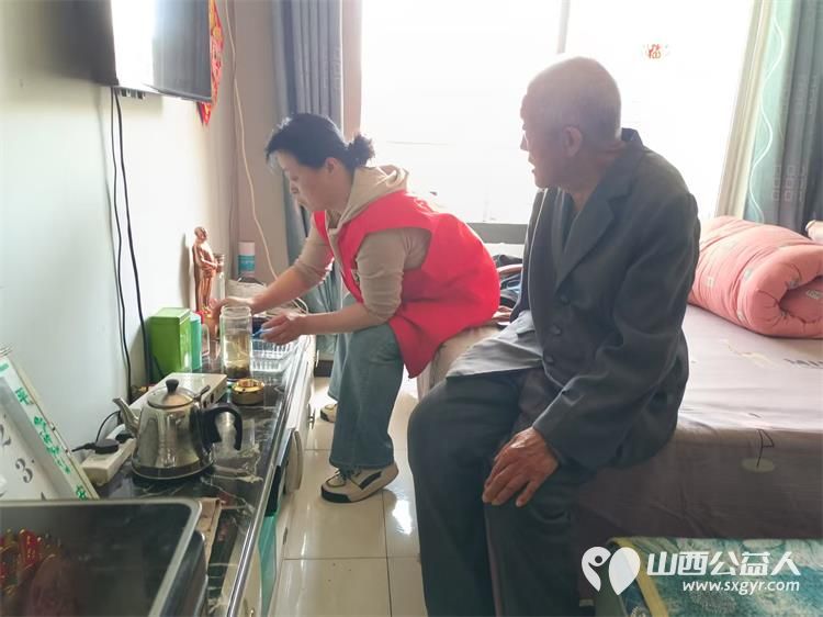 介休市敬老协会志愿者来到绵山镇后党峪小区入户86岁特困老人孙士功家中服务老人 - 第3张 - 山西公益人 介休市敬老协会志愿者来到绵山镇后党峪小区入户86岁特困老人孙士功家中服务老人 - 第3张