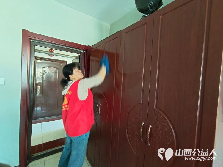 介休市敬老协会志愿者来到绵山镇后党峪小区入户86岁特困老人孙士功家中服务老人 - 第22张 - 山西公益人 介休市敬老协会志愿者来到绵山镇后党峪小区入户86岁特困老人孙士功家中服务老人 - 第22张