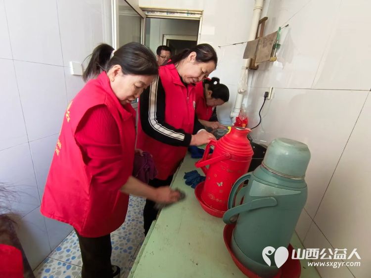 介休市敬老协会志愿者来到绵山镇后党峪小区入户86岁特困老人孙士功家中服务老人 - 第14张 - 山西公益人 介休市敬老协会志愿者来到绵山镇后党峪小区入户86岁特困老人孙士功家中服务老人 - 第14张